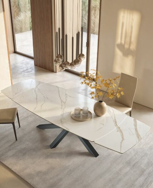 Shangai è un elegante tavolo di design in ceramica finitura Calacatta Oro