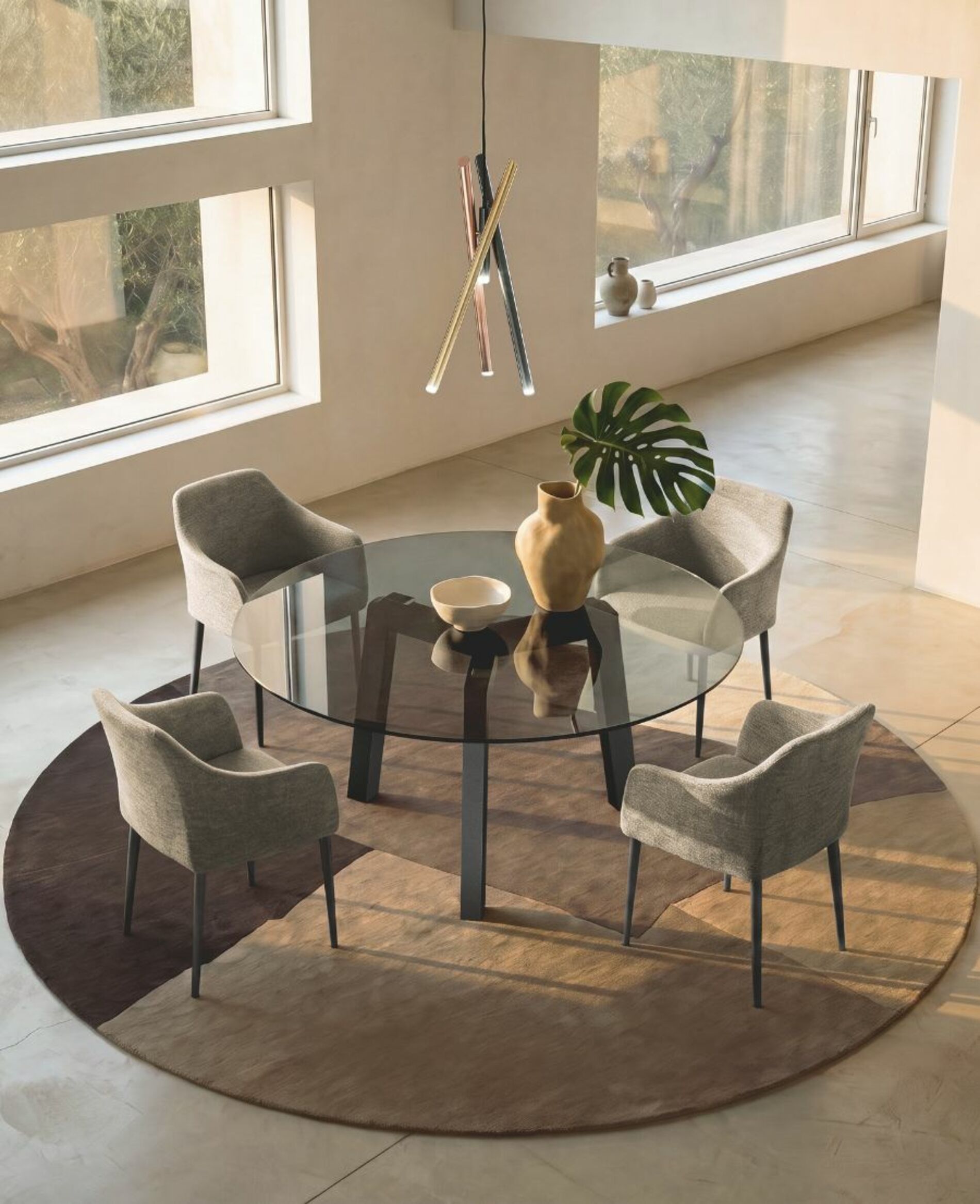 Treble, tavolo di design rotondo fisso in cristallo fumé